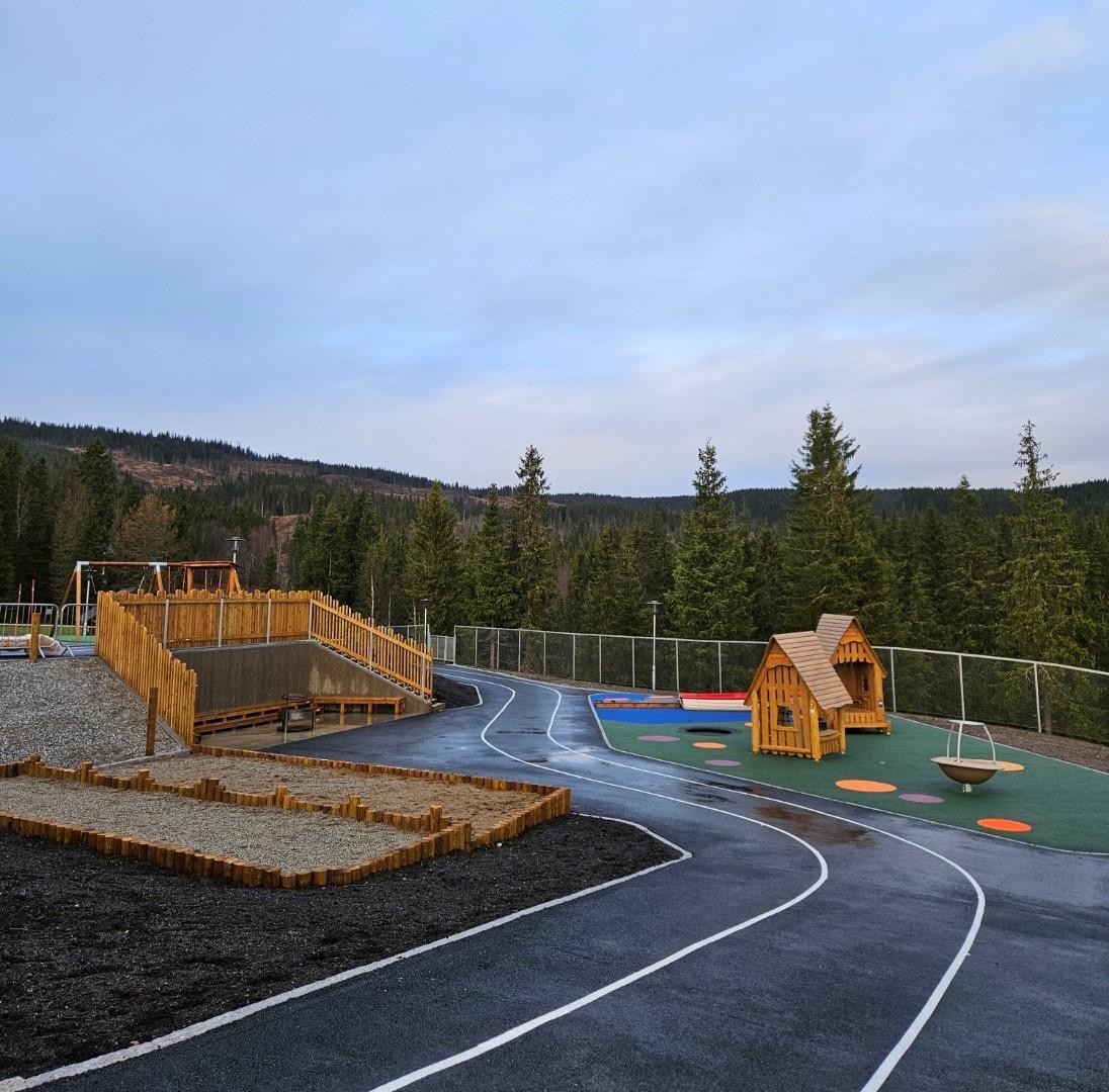 Uteområde ved barnehagen i Hattfjelldal - Klikk for stort bilde