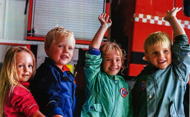 Barn og brannbil - Klikk for stort bilde