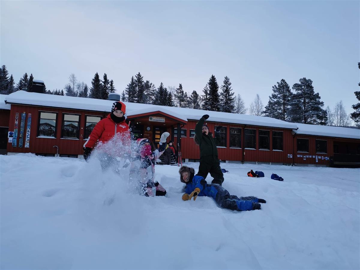 Barn leker i snøen utenfor Susendal Skole - Klikk for stort bilde