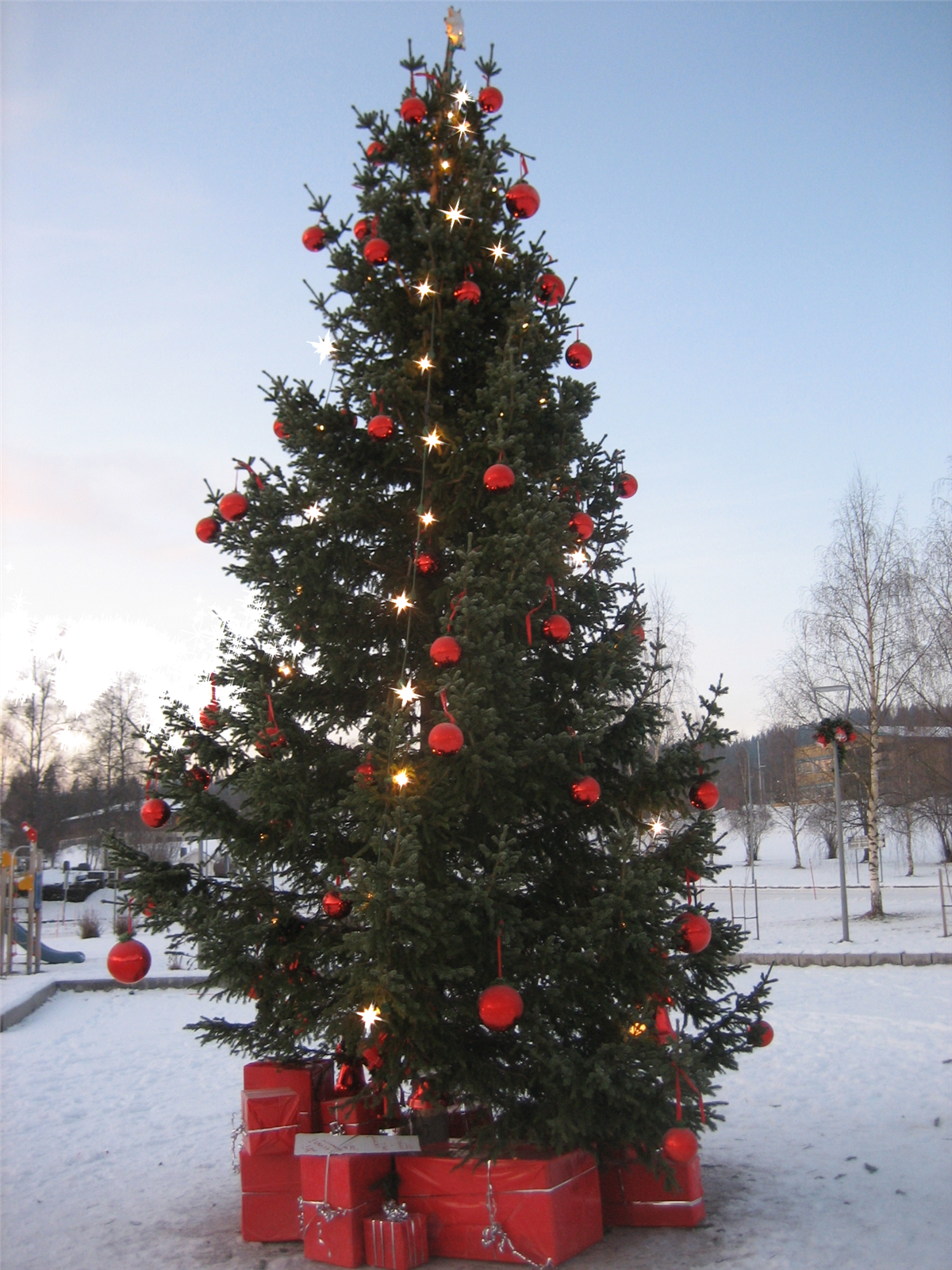 Juletre på torget i Hattfjelldal - Klikk for stort bilde