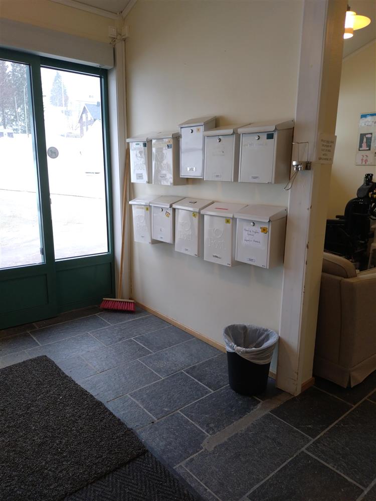 Inngangsparti med postkasser - Klikk for stort bilde